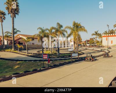 Santa Maria, Kalifornien, USA - 20. Juli 2024. Leute, die an einem sonnigen Tag auf einer Rennstrecke eine Gokart-Fahrt genießen. Stockfoto