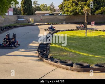 Santa Maria, Kalifornien, USA - 20. Juli 2024. Leute, die an einem sonnigen Tag auf einer Rennstrecke eine Gokart-Fahrt genießen. Stockfoto