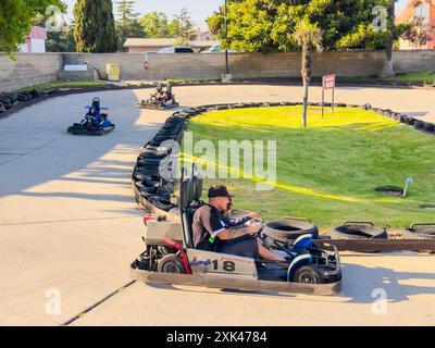 Santa Maria, Kalifornien, USA - 20. Juli 2024. Leute, die an einem sonnigen Tag auf einer Rennstrecke eine Gokart-Fahrt genießen. Stockfoto