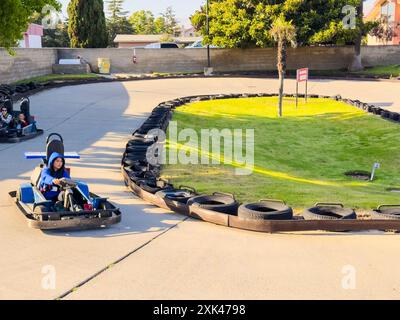 Santa Maria, Kalifornien, USA - 20. Juli 2024. Leute, die an einem sonnigen Tag auf einer Rennstrecke eine Gokart-Fahrt genießen. Stockfoto