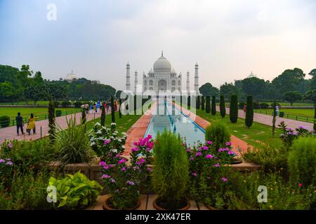 Agra, Uttar Pradesh, Indien. Juli 2024. Ein allgemeiner Blick auf Indiens ikonisches Monument Taj Mahal, das im 17. Jahrhundert erbaute Mausoleum aus weißem Marmor an einem heißen Sommertag in Agra in Uttar Pradesh. (Kreditbild: © Basit Zargar/ZUMA Press Wire) NUR REDAKTIONELLE VERWENDUNG! Nicht für kommerzielle ZWECKE! Stockfoto