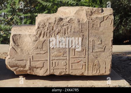 Wunderschöne altägyptische Hieroglyphen im Satet-Tempel in Assuan Stockfoto