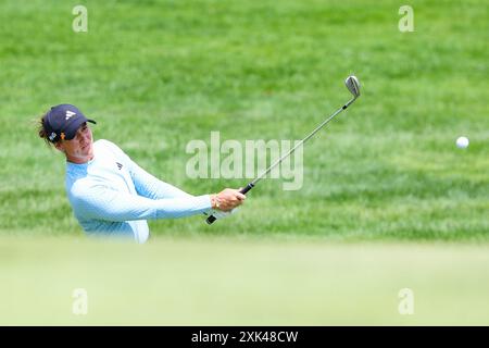 Sylvania, Ohio, USA. Juli 2024. LINN GRANT 25 aus Schweden trifft ihren Annäherungsschuss auf dem neunten Loch in den Dana Open im Highland Meadows Golf Club in Sylvania, Ohio. Grant beendete die Runde fünf Schüsse aus der Führung. (Kreditbild: © Brian Dempsey/ZUMA Press Wire) NUR REDAKTIONELLE VERWENDUNG! Nicht für kommerzielle ZWECKE! Quelle: ZUMA Press, Inc./Alamy Live News Stockfoto