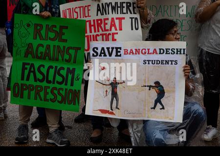 Washington DC, USA. Juli 2024. Demonstranten der bangladeschischen Gemeinschaft zeigten während einer Kundgebung vor dem Weißen Haus, Washington DC, USA, am 20. Juli 2024 Schilder mit den Worten „Rise Against Faschism & Unterdrückung, Save Bangladeshi Students“. Bei der Kundgebung zeigen sie sich solidarisch mit dem Protest der Studenten in Bangladesch zur Quotenreform. Sie fordern auch, die Tötung unschuldiger Studenten zu beenden, die eine Reform des Quotensystems in ihrem Heimatland fordern. In Bangladesch hat die Regierung alle Internetzugänge gesperrt. Quelle: Aashish Kiphayet/Alamy Live News Stockfoto