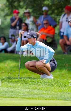 Sylvania, Ohio, USA. Juli 2024. LINN GRANT 25 aus Schweden stellt ihren Putt auf das neunte Loch in den Dana Open im Highland Meadows Golf Club in Sylvania, Ohio, auf. Grant beendete die Runde fünf Schüsse aus der Führung. (Kreditbild: © Brian Dempsey/ZUMA Press Wire) NUR REDAKTIONELLE VERWENDUNG! Nicht für kommerzielle ZWECKE! Quelle: ZUMA Press, Inc./Alamy Live News Stockfoto