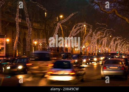 Weihnachtsdekoration in der Nacht auf der Andrassy Avenue, berühmt für ihre eklektische Architektur und Shopping Stockfoto