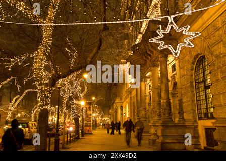 Weihnachtsdekoration in der Nacht auf der Andrassy Avenue, berühmt für ihre eklektische Architektur und Shopping Stockfoto