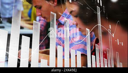 Bild einer digitalen Schnittstelle mit Diagrammen und Diagrammen, die sich über einen lächelnden Schuljungen mit Computer in se bewegen Stockfoto