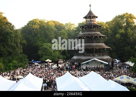 München, Deutschland. Juli 2024. Gäste tanzen im Kocherlball am Chinesischen Turm. Das traditionelle Open-Air-Volkstanz-Festival, das gewöhnlich bei Sonnenaufgang im Englischen Garten an einem Sommertag stattfindet, geht auf das 19. Jahrhundert zurück. Quelle: Felix Hörhager/dpa/Alamy Live News Stockfoto