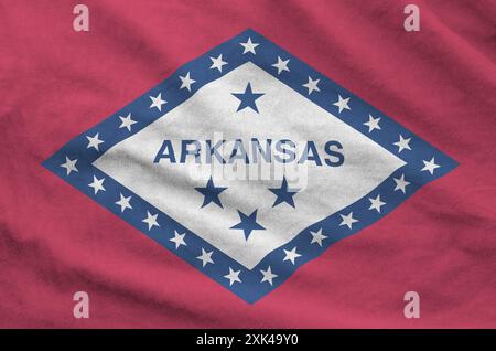 Arkansas US-Staatsflagge auf gefaltetem, gewelltem Stoff aus altem Tuch aus Nahaufnahme dargestellt Stockfoto