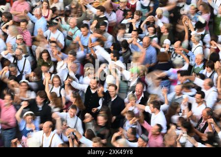 München, Deutschland. Juli 2024. Gäste tanzen im Kocherlball am Chinesischen Turm. Das traditionelle Open-Air-Volkstanz-Festival, das gewöhnlich bei Sonnenaufgang im Englischen Garten an einem Sommertag stattfindet, geht auf das 19. Jahrhundert zurück. Quelle: Felix Hörhager/dpa/Alamy Live News Stockfoto
