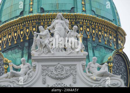 Hofburg Königsschloss (ehemaliges Kaiserschloss aus dem Jahre 1438) - Michaelis Tor (Vordereingang) - Skulpturendetails - Wien, Österreich Stockfoto