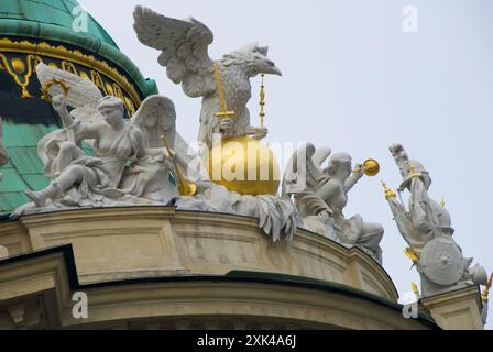 Hofburg Königsschloss (ehemaliges Kaiserschloss aus dem Jahre 1438) - Michaelis Tor (Vordereingang) - Skulpturendetails - Wien, Österreich Stockfoto