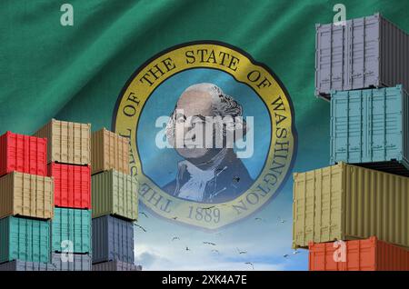 Die US-Bundesflagge Washington und ein großer Stapel von Frachtcontainern in Docks mit Himmelshintergrund aus nächster Nähe Stockfoto