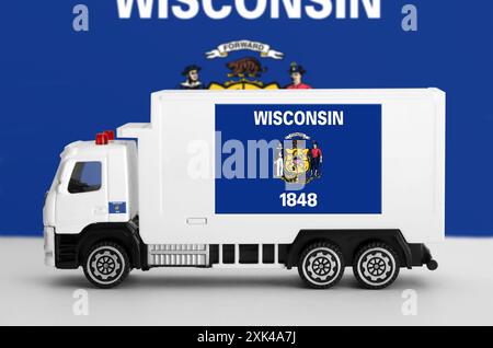 Wisconsin US-Staatsflagge auf der Seitenwand eines weißen Lieferwagens aus nächster Nähe. Versandkonzept und lokales Lieferkonzept Stockfoto