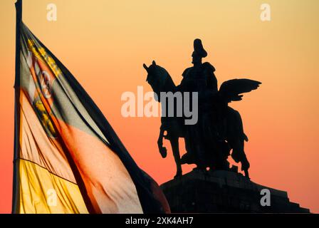 Riesige Statue von Wilhelm I. auf seinem Pferd - Deutsches Eck, wo Rhein und Mosel aufeinander treffen - Koblenz, Deutschland Stockfoto