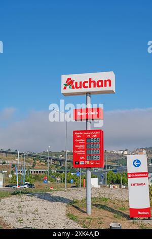 Lissabon , Portugal 27 . Juni 2024 . Auchan Station Service Tankstelle in der Stadt Amadora Lissabon. Stockfoto