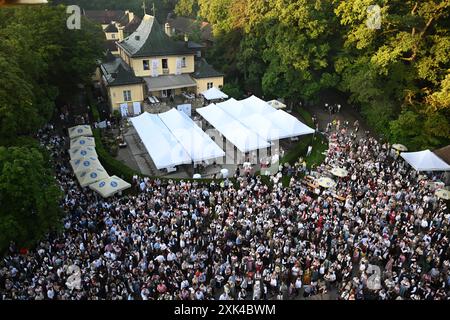 München, Deutschland. Juli 2024. Gäste tanzen im Kocherlball am Chinesischen Turm. Das traditionelle Open-Air-Volkstanz-Festival, das gewöhnlich bei Sonnenaufgang im Englischen Garten an einem Sommertag stattfindet, geht auf das 19. Jahrhundert zurück. Quelle: Felix Hörhager/dpa/Alamy Live News Stockfoto