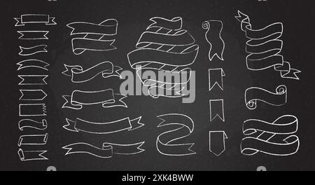 Kreidelinie Hand gezeichnet Banner Set Vektor-Illustration. Schwarze Tafel mit skizzenhaft geschwungenem Umrissbanner, handgezeichneten Drallbändern und kreidig gewellten Bändern Stock Vektor