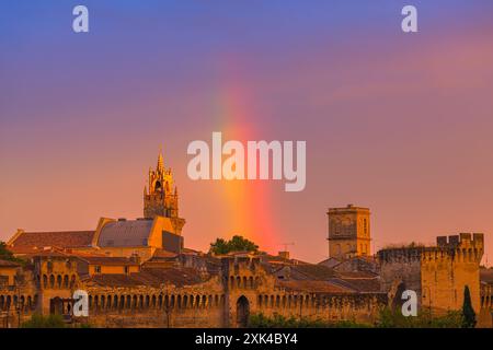 Ein Regenbogen bei Sonnenuntergang über der Kirche Saint Pierre, einer kleinen provenzalisch-gotischen Kathedrale aus dem Jahr 1358, die im Zentrum der Stadt Avignon steht Stockfoto