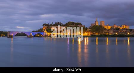 Ein 2:1-Panoramabild eines Abends bei Sonnenuntergang mit im Pont Saint-Bénézet, bekannt als Pont d'Avignon, einem Überrest einer historischen Bogenbrücke Stockfoto