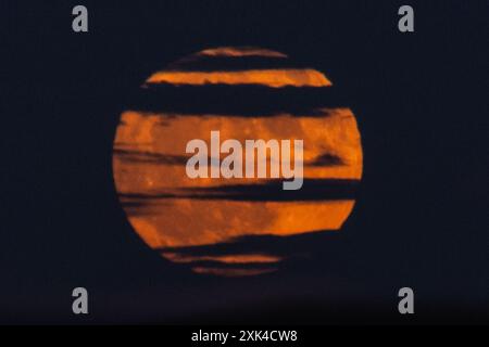 Los Angeles, Usa. Juli 2024. Der Vollmond steigt hinter einem Berg in Los Angeles auf. Der Juli-Vollmond, auch bekannt als Buck Moon. Quelle: SOPA Images Limited/Alamy Live News Stockfoto