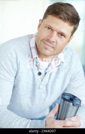 Geschäftsmann, Porträt und Teetasse zu Hause, Profi und Getränke für die Vorbereitung auf die Arbeit. Männliche Person, Angestellter und Espresso zum Aufwachen Stockfoto