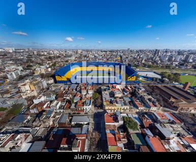 Drohnenaufnahme des Stadions La Bombonera, Heimat des Club Atletico Boca Juniors, im Viertel La Boca in Buenos Aires. Stockfoto