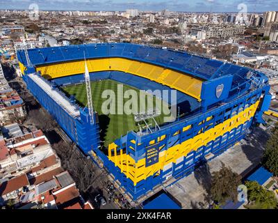 Drohnenaufnahme des Stadions La Bombonera, Heimat des Club Atletico Boca Juniors, im Viertel La Boca in Buenos Aires. Stockfoto