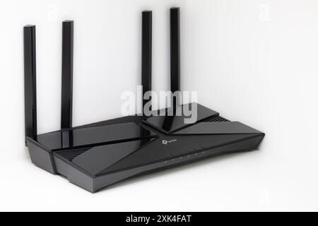 Lemberg, Ukraine – 16. August 2024: TP-Link AX3000 Dual Band Gigabit Wi-Fi 6 Router Stockfoto