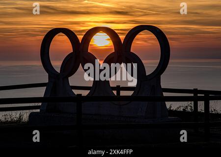 Olympia-Ringe mit Blick auf Chesil Beach, Portland Dorset bei Sonnenuntergang Stockfoto