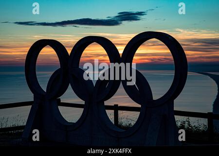 Olympia-Ringe mit Blick auf Chesil Beach, Portland Dorset bei Sonnenuntergang Stockfoto