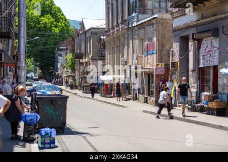 Tiflis, Georgien - 20. JUNI 2024: Straßenblick und traditionelle Architektur in Tiflis, der Hauptstadt Georgiens. Stockfoto