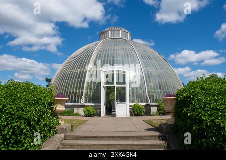 RICHMOND LONDON ENGLAND 16. Juni 2024: Palm House Greenhouse Kew Gardens From Rear Stockfoto