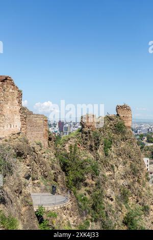 Tiflis, Georgien - 22. JUNI 2024: Narikala ist eine alte Festung mit Blick auf Tiflis, die Hauptstadt Georgiens, und den Fluss Mtkvari. Stockfoto