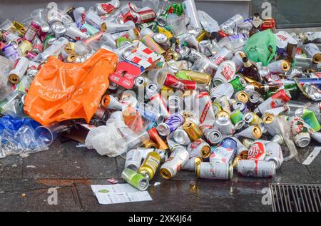 London, Großbritannien. 14. Juli 2024. Ein Haufen weggeworfener Bierdosen und anderer Müll auf einer Straße in Zentral-London während der EM 2024-Finalspiele. Quelle: Vuk Valcic/Alamy Stockfoto