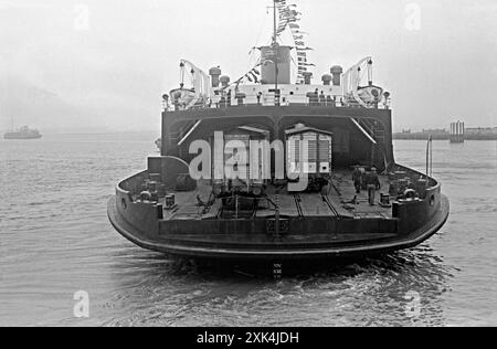 Ein Blick auf eine Fähre aus den 1950er Jahren, die von Folkestone, Kent, England, Großbritannien über den Ärmelkanal nach Boulogne in Nordfrankreich fährt. Vier Güterwaggons konnten an Bord untergebracht werden. Stockfoto