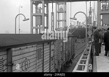 Ein Blick auf ein Fährschiff aus den 1950er Jahren, das in Folkestone, Kent, England, Großbritannien, geladen wurde, bevor es den Ärmelkanal überquerte und nach Boulogne in Nordfrankreich fuhr. An Bord der Fähre konnten vier Güterwaggons untergebracht werden. Stockfoto