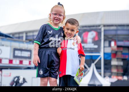 ROTTERDAM, 21-07-2024, de Kuip . Niederländischer Fußball Eredivisie , Saison 2024 - 2025. dag Feyenoord . Junge Fans vor der Eröffnung des Open Dag 2024 mit dem neuen Feyenoord Kit Stockfoto