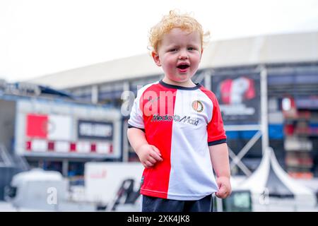 ROTTERDAM, 21-07-2024, de Kuip . Niederländischer Fußball Eredivisie , Saison 2024 - 2025. dag Feyenoord . Junge Fans vor der Eröffnung des Open Dag 2024 mit dem neuen Feyenoord Kit Stockfoto