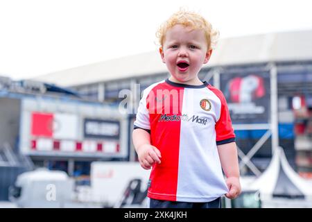 ROTTERDAM, 21-07-2024, de Kuip . Niederländischer Fußball Eredivisie , Saison 2024 - 2025. dag Feyenoord . Junge Fans vor der Eröffnung des Open Dag 2024 mit dem neuen Feyenoord Kit Stockfoto