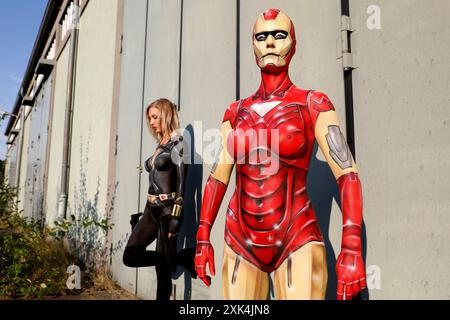 GEEKKUNST - Bodypainting und Transformaking: Iron Woman and Black Widow Fotoshooting mit René-Claire Meinkold und Karo Zett auf dem Elektromagelände in Hameln. - Ein Projekt von Fotograf Tschiponnique Skupin und Bodypainter Enrico Lein Stockfoto