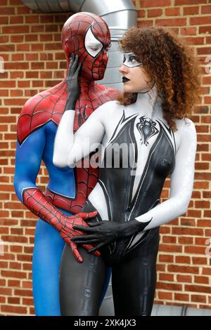 GEEKKUNST - Bodypainting and Transformaking: Spider-man und Spider-Gwen Fotoshooting mit Patrick Kiel und Lena in Hefehof und Hameln. - Ein Projekt von Fotograf Tschiponnique Skupin und Bodypainter Enrico Lein Stockfoto