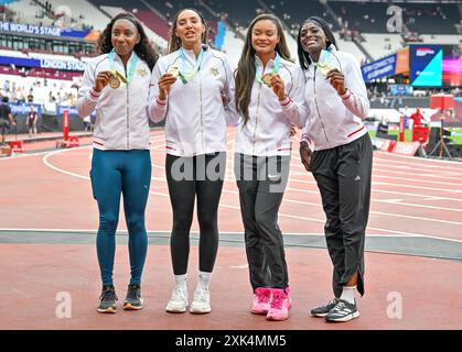 London, Großbritannien. Juli 2024. Das englische Staffelteam mit 4x100 m Länge aus Birmingham 2022 erhielt bei einer Zeremonie beim London Athletics Meet ihre rechtmäßigen Commonwealth-Goldmedaillen. Die englische Mannschaft, bestehend aus Daryll Neita, Asha Philip, Imani-Lara Lansiquot, Bianca Williams und Ashleigh Nelson, wurde während des Wanda Diamond League London Athletics Meeting im London Stadium, Queen Elizabeth Park, London, UK, zum Commonwealth-Champion aufgerüstet. Quelle: LFP/Alamy Live News Stockfoto