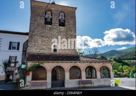 Larrasoana, Spanien, 18. Mai 2024: Kirche Iglesia de San Nicolás de Bari im Dorf Larrasoana Stockfoto