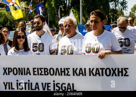 20. Juli 2024, Nikosia, Zypern: Eine Gruppe griechisch-zyprischer und türkisch-zypriotischer Volksgruppen versammelte sich am 20. Juli 2024 am Kontrollpunkt des Ledra-Palastes, um gegen die Lage in Zypern zu protestieren und die Vereinigung und den Frieden zwischen allen Volksgruppen, Nikosia, Zypern, zu fordern. Die Grüne Linie (oder Pufferzone) trennt die Insel seit 1963 als erste Maßnahme, um Feindseligkeiten zwischen griechisch-zypriotischen und türkisch-zypriotischen Volksgruppen zu verhindern. aber seit der türkischen Invasion im Jahr 1974 fungiert sie als de-facto-Grenze zwischen der Republik Zypern und der selbst erklärten "Türkischen Republik Nordzypern", die nur die Türkei ist Stockfoto