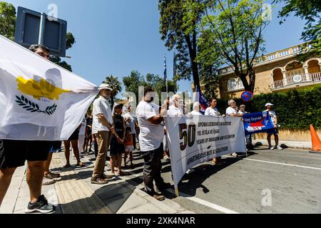 20. Juli 2024, Nikosia, Zypern: Eine Gruppe griechisch-zyprischer und türkisch-zypriotischer Volksgruppen versammelte sich am 20. Juli 2024 am Kontrollpunkt des Ledra-Palastes, um gegen die Lage in Zypern zu protestieren und die Vereinigung und den Frieden zwischen allen Volksgruppen, Nikosia, Zypern, zu fordern. Die Grüne Linie (oder Pufferzone) trennt die Insel seit 1963 als erste Maßnahme, um Feindseligkeiten zwischen griechisch-zypriotischen und türkisch-zypriotischen Volksgruppen zu verhindern. aber seit der türkischen Invasion im Jahr 1974 fungiert sie als de-facto-Grenze zwischen der Republik Zypern und der selbst erklärten "Türkischen Republik Nordzypern", die nur die Türkei ist Stockfoto