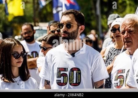 20. Juli 2024, Nikosia, Zypern: Eine Gruppe griechisch-zyprischer und türkisch-zypriotischer Volksgruppen versammelte sich am 20. Juli 2024 am Kontrollpunkt des Ledra-Palastes, um gegen die Lage in Zypern zu protestieren und die Vereinigung und den Frieden zwischen allen Volksgruppen, Nikosia, Zypern, zu fordern. Die Grüne Linie (oder Pufferzone) trennt die Insel seit 1963 als erste Maßnahme, um Feindseligkeiten zwischen griechisch-zypriotischen und türkisch-zypriotischen Volksgruppen zu verhindern. aber seit der türkischen Invasion im Jahr 1974 fungiert sie als de-facto-Grenze zwischen der Republik Zypern und der selbst erklärten "Türkischen Republik Nordzypern", die nur die Türkei ist Stockfoto