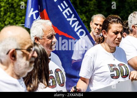 20. Juli 2024, Nikosia, Zypern: Eine Gruppe griechisch-zyprischer und türkisch-zypriotischer Volksgruppen versammelte sich am 20. Juli 2024 am Kontrollpunkt des Ledra-Palastes, um gegen die Lage in Zypern zu protestieren und die Vereinigung und den Frieden zwischen allen Volksgruppen, Nikosia, Zypern, zu fordern. Die Grüne Linie (oder Pufferzone) trennt die Insel seit 1963 als erste Maßnahme, um Feindseligkeiten zwischen griechisch-zypriotischen und türkisch-zypriotischen Volksgruppen zu verhindern. aber seit der türkischen Invasion im Jahr 1974 fungiert sie als de-facto-Grenze zwischen der Republik Zypern und der selbst erklärten "Türkischen Republik Nordzypern", die nur die Türkei ist Stockfoto