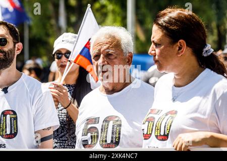 20. Juli 2024, Nikosia, Zypern: Eine Gruppe griechisch-zyprischer und türkisch-zypriotischer Volksgruppen versammelte sich am 20. Juli 2024 am Kontrollpunkt des Ledra-Palastes, um gegen die Lage in Zypern zu protestieren und die Vereinigung und den Frieden zwischen allen Volksgruppen, Nikosia, Zypern, zu fordern. Die Grüne Linie (oder Pufferzone) trennt die Insel seit 1963 als erste Maßnahme, um Feindseligkeiten zwischen griechisch-zypriotischen und türkisch-zypriotischen Volksgruppen zu verhindern. aber seit der türkischen Invasion im Jahr 1974 fungiert sie als de-facto-Grenze zwischen der Republik Zypern und der selbst erklärten "Türkischen Republik Nordzypern", die nur die Türkei ist Stockfoto